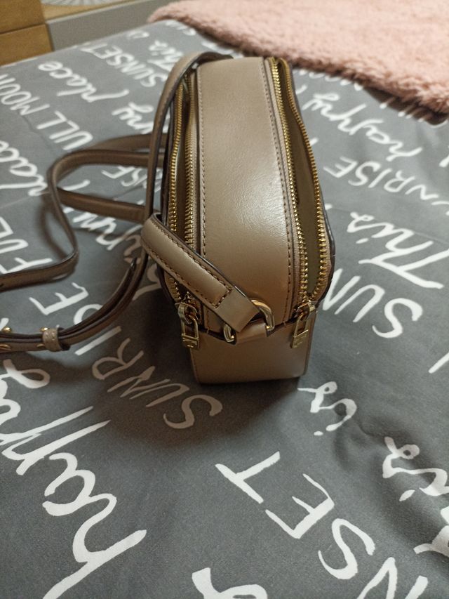 Bolso pequeño beige con detalles dorados