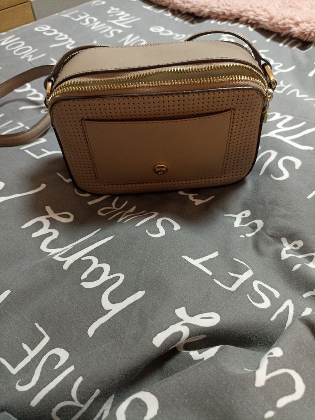 Bolso pequeño beige con detalles dorados