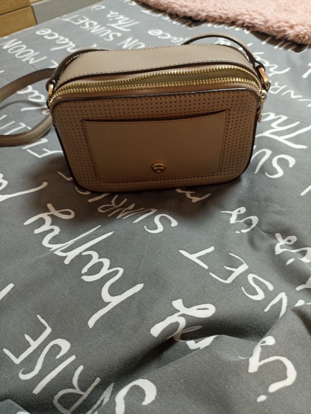 Bolso pequeño beige con detalles dorados