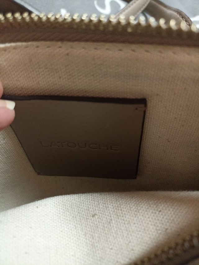 Bolso pequeño beige con detalles dorados