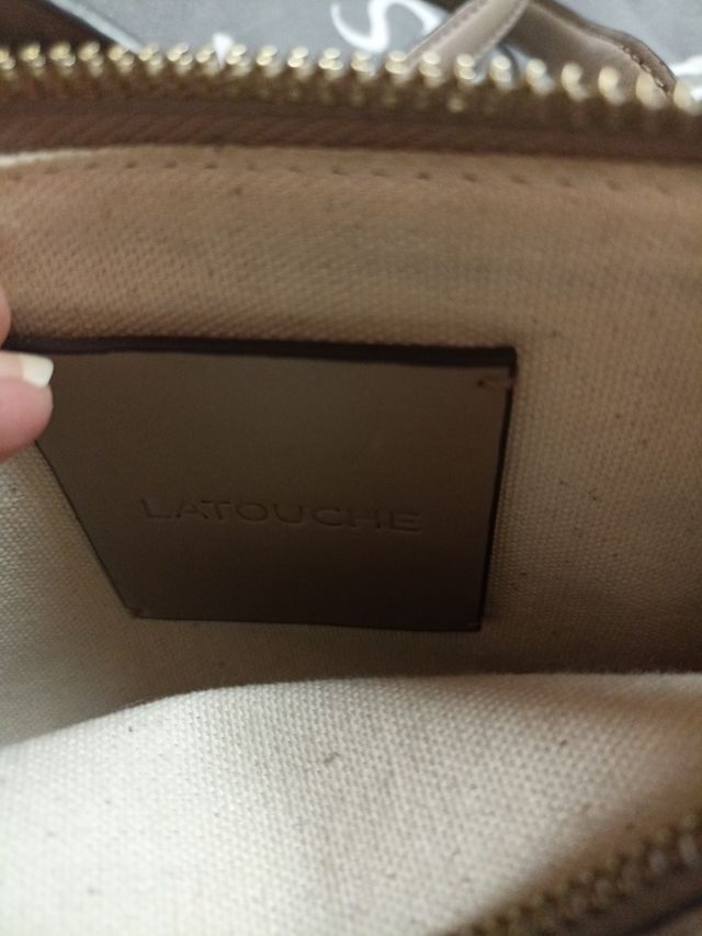 Bolso pequeño beige con detalles dorados