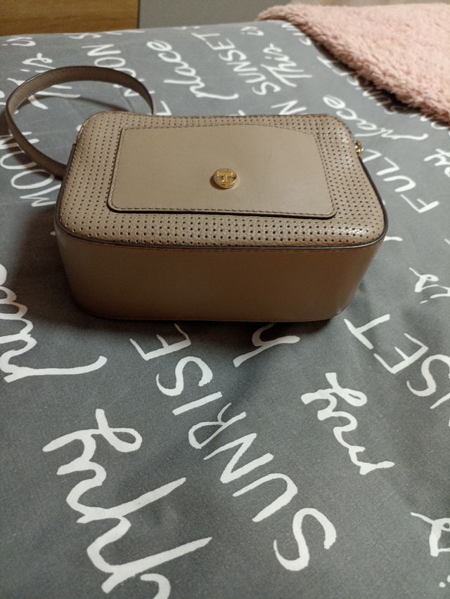 Bolso pequeño beige con detalles dorados