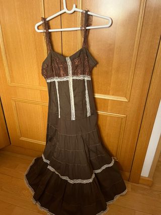 Vestido largo marrón con encaje