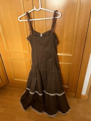 Vestido largo marrón con encaje