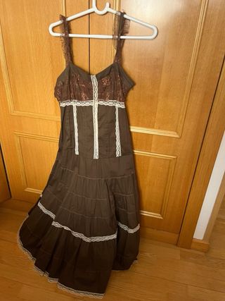 Vestido largo marrón con encaje