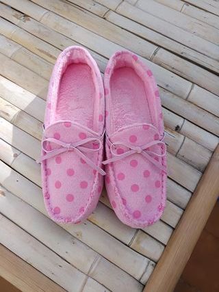 Zapatillas mocasín rosas lunares
