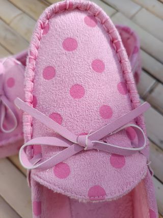 Zapatillas mocasín rosas lunares