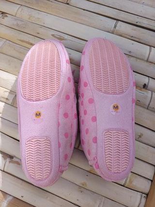 Zapatillas mocasín rosas lunares