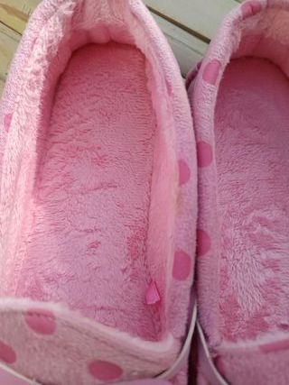 Zapatillas mocasín rosas lunares