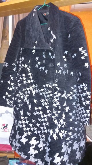 34- Abrigo DESIGUAL - raro, T44 negro con blanco