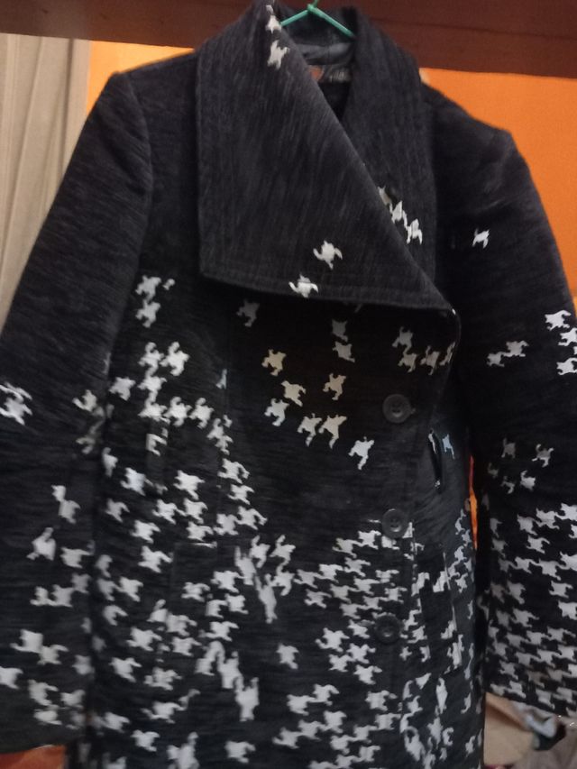 34- Abrigo DESIGUAL - raro, T44 negro con blanco
