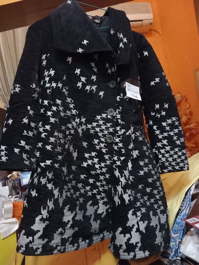 34- Abrigo DESIGUAL - raro, T44 negro con blanco