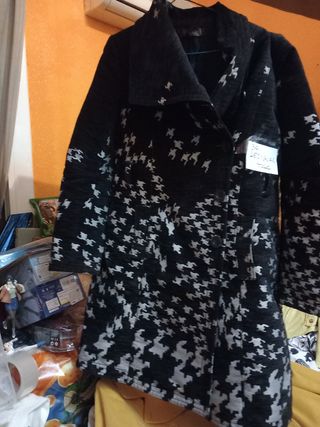 34- Abrigo DESIGUAL - raro, T44 negro con blanco