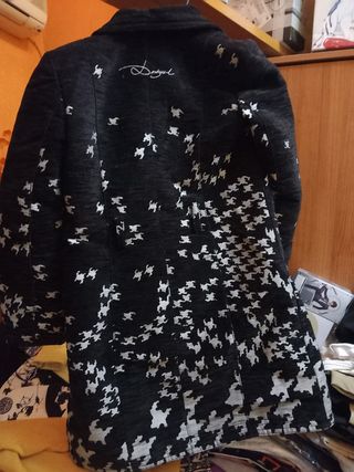 34- Abrigo DESIGUAL - raro, T44 negro con blanco