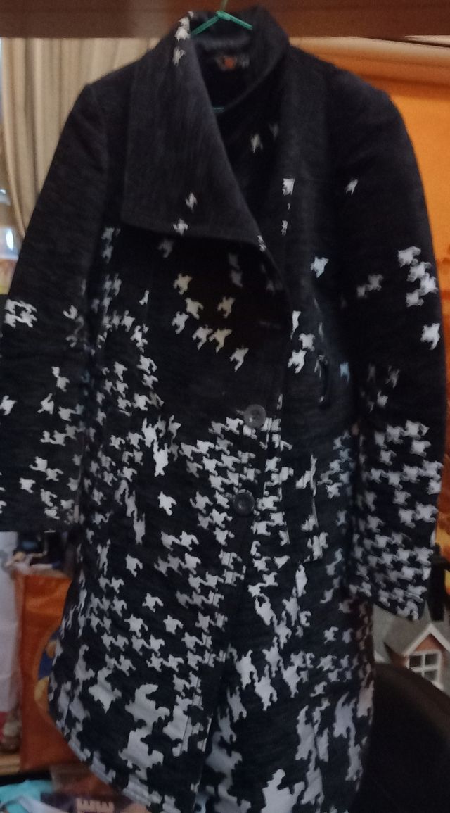 34- Abrigo DESIGUAL - raro, T44 negro con blanco