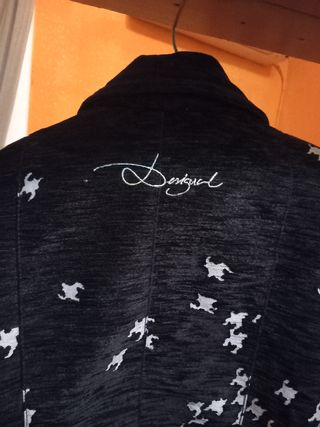 34- Abrigo DESIGUAL - raro, T44 negro con blanco