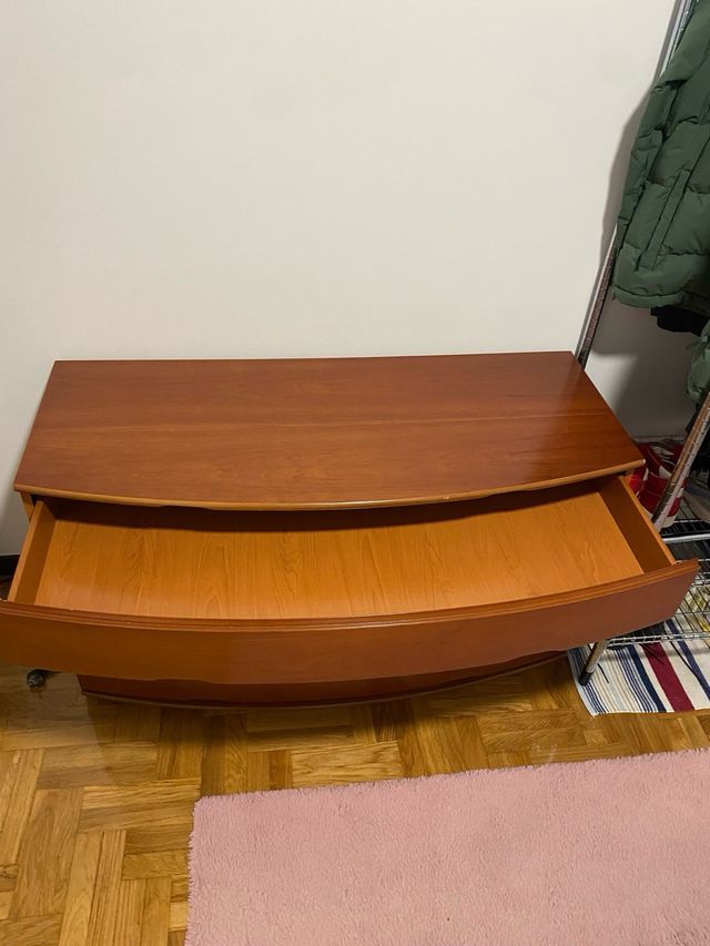 Cómoda de madera con 4 cajones