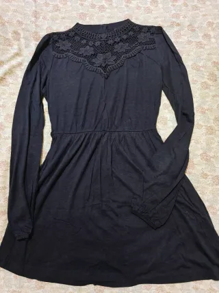 Vestido negro manga larga con encaje