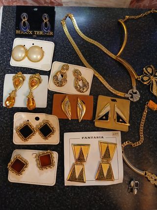 Collares, pendientes y broches dorados