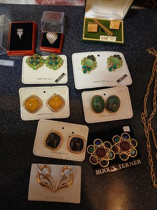 Collares, pendientes y broches dorados