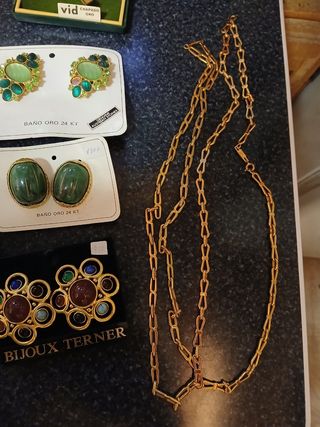 Collares, pendientes y broches dorados
