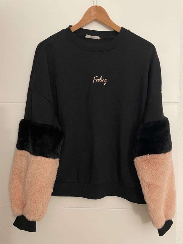 Jersey Negro con Mangas Peludas Rosa