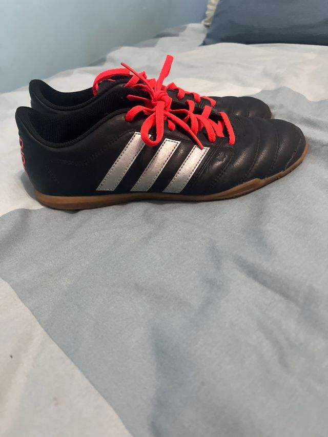 Botas fútbol sala Adidas negras y plateadas