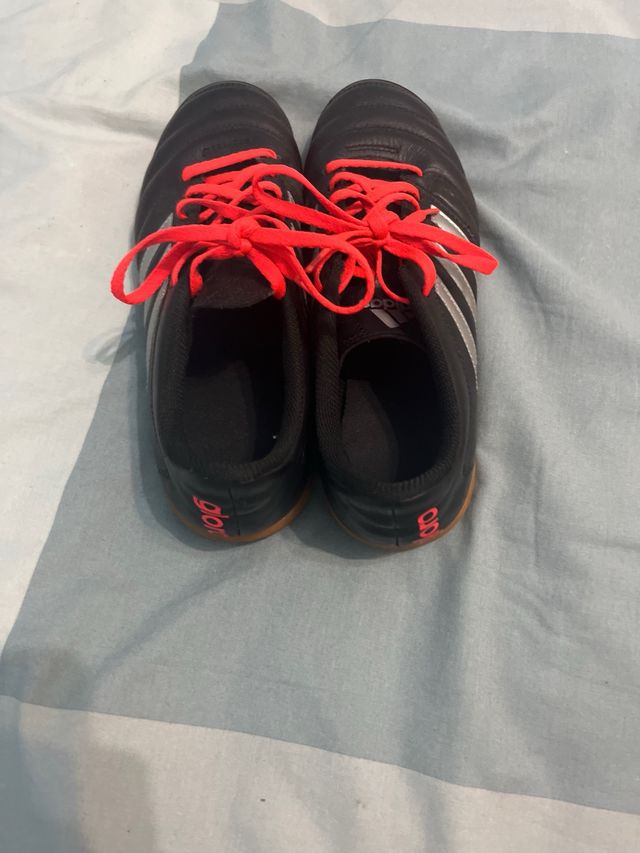 Botas fútbol sala Adidas negras y plateadas