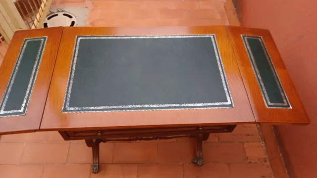 Mesa plegable de madera y cuero