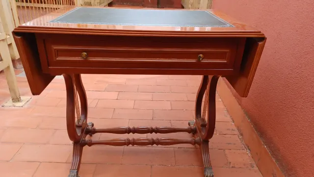 Mesa plegable de madera y cuero