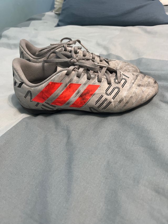 Botas de fútbol Adidas grises y rojas