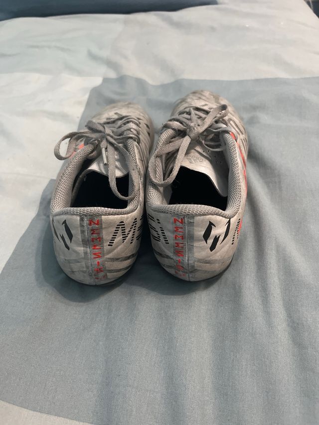 Botas de fútbol Adidas grises y rojas