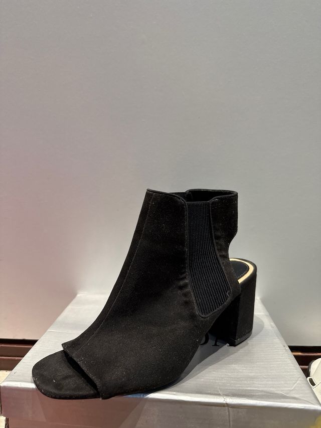 Botita tacón abierta negra