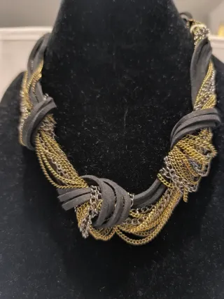 Collar tela y cadenas