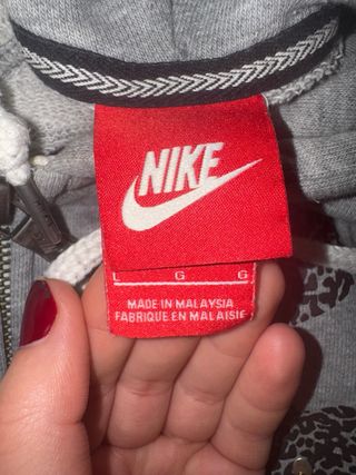 Chaqueta deportiva Nike gris con capucha!