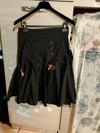 Gonna nera con bottoni e laccetti