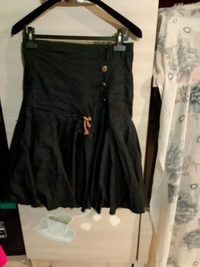 Gonna nera con bottoni e laccetti