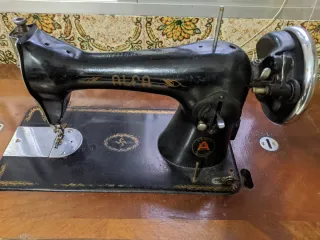 Máquina de coser antigua Alfa