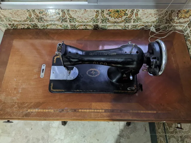 Máquina de coser antigua Alfa