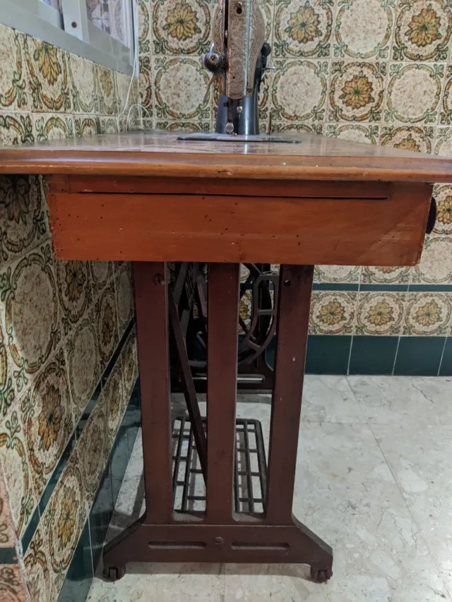 Máquina de coser antigua Alfa