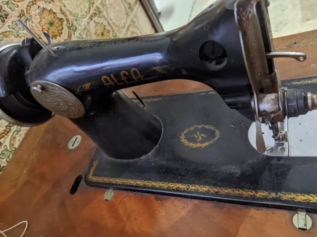 Máquina de coser antigua Alfa