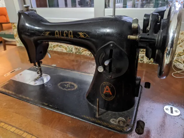 Máquina de coser antigua Alfa