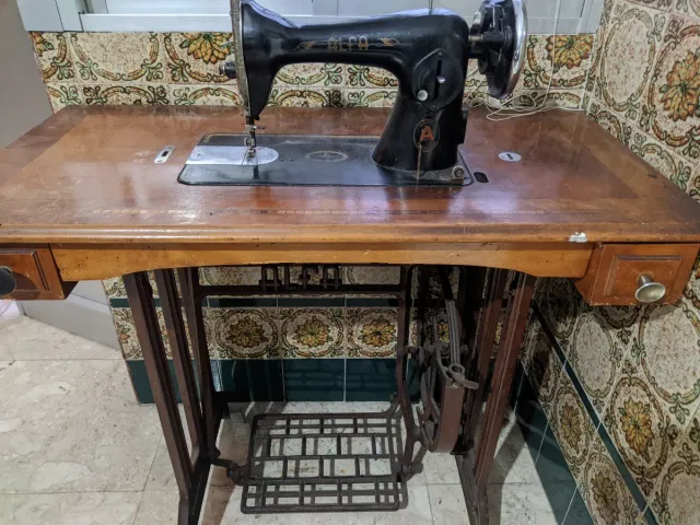 Máquina de coser antigua Alfa