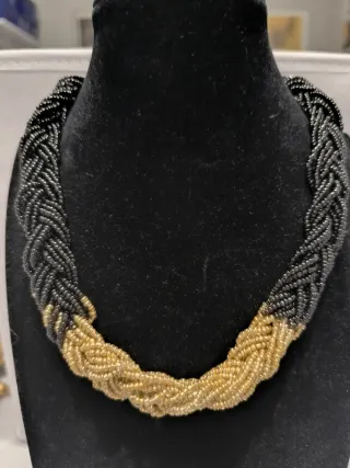 Collar trenzado negro y dorado