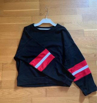 Jersey negro con rayas rojas y blancas