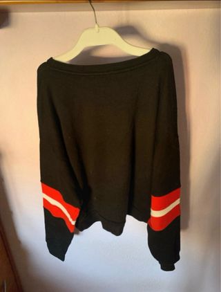 Jersey negro con rayas rojas y blancas