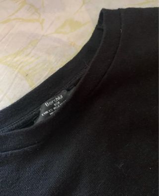 Jersey negro con rayas rojas y blancas