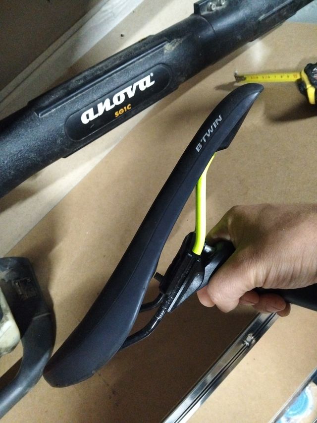 Sella Btwin nera e gialla