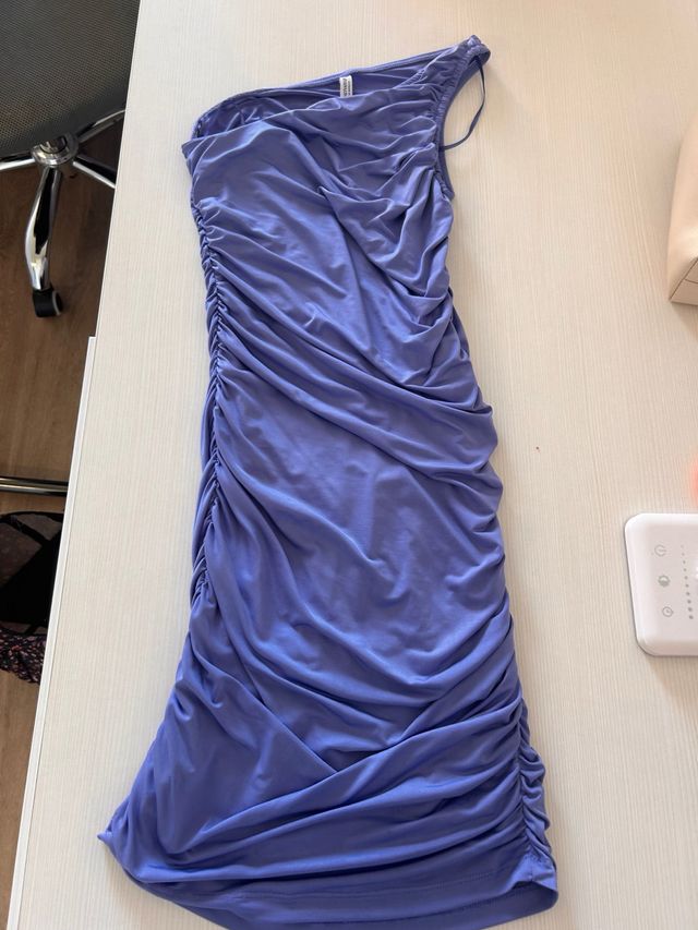 Vestido lila asimétrico fruncido