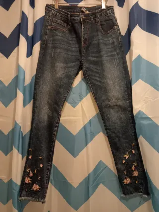 Pantalón vaquero con bordado floral
